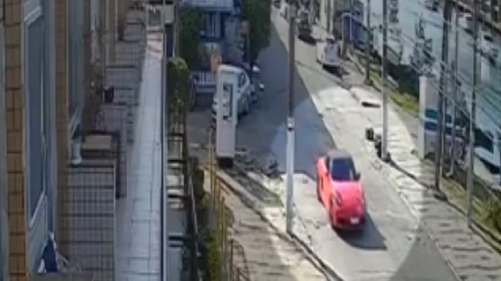 Vídeo mostra carro de executores de Wesley Pessano na porta da casa da vítima Vídeo mostra carro de executores de Wesley Pessano na porta da casa da vítima