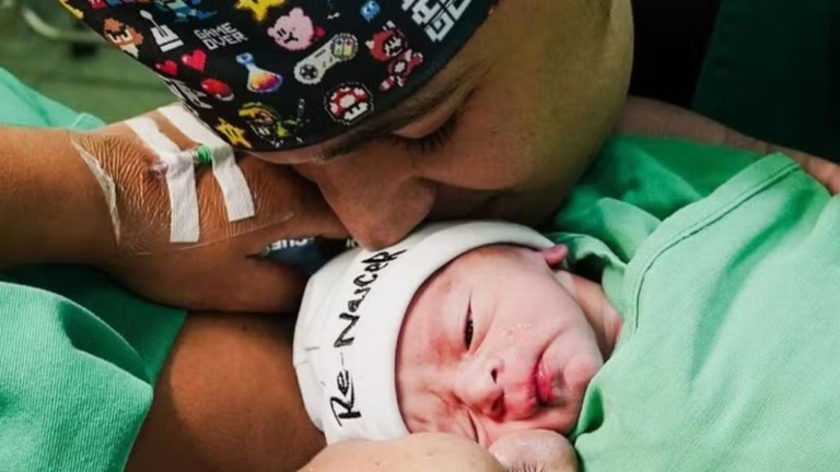 João Gomes e Ary Mirelle exibem primeiras fotos do filho recém-nascido: ‘Babando’