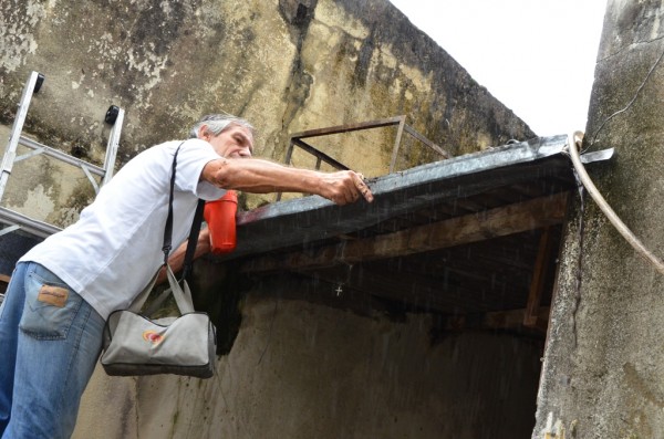 Aente vistoria imóvel fechado na cidade: apoio para acesso – Foto Wilson Ruiz/Divulgação