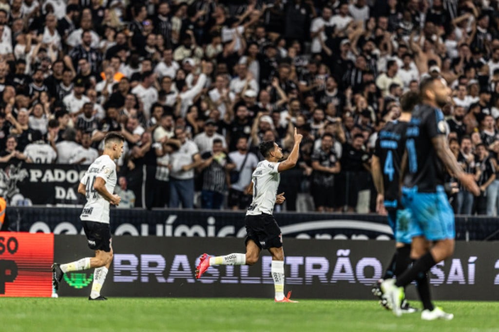 Corinthians e Grêmio empatam em jogo de viradas e 8 gols