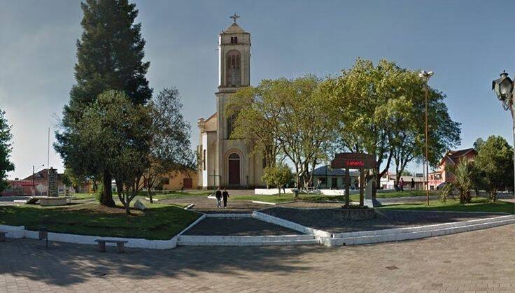 A praça central abriga a Igreja Matriz São José, construída na década de 1940. Foto: Reprodução