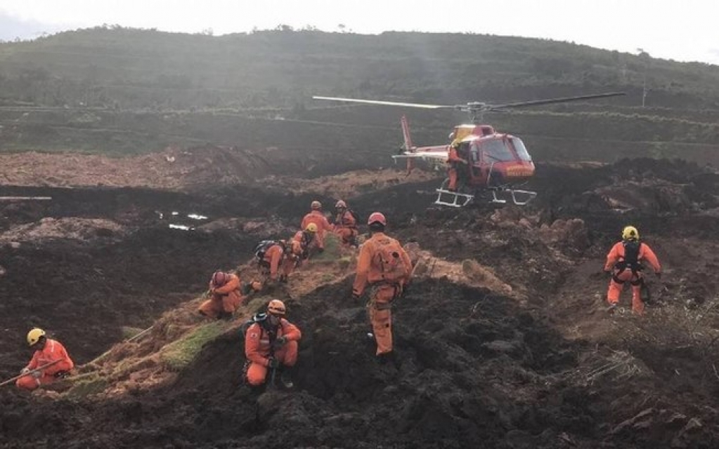 Bombeiros encontram crânio em área atingida pela lama em Brumadinho