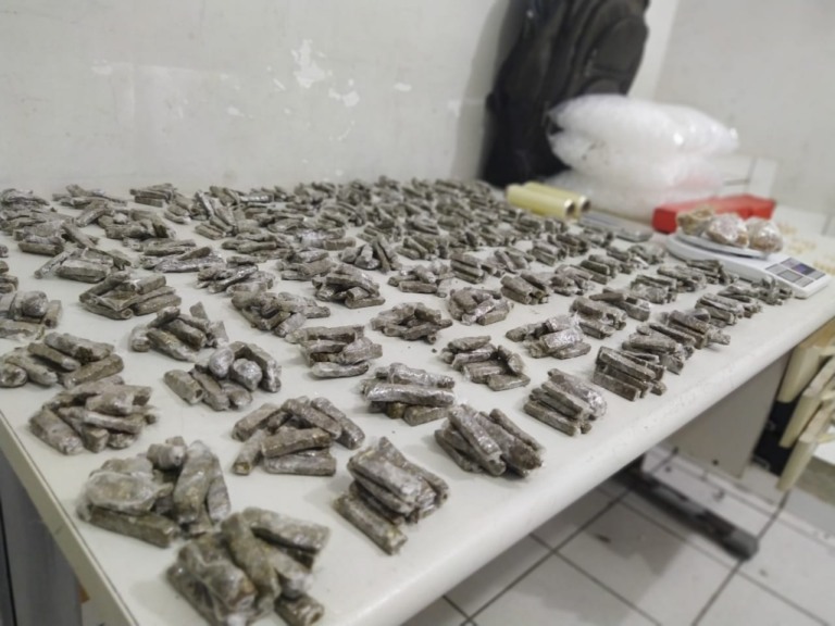 Vídeo - PM apreende R$ 25 mil em drogas em Marília; suspeitos abandonaram