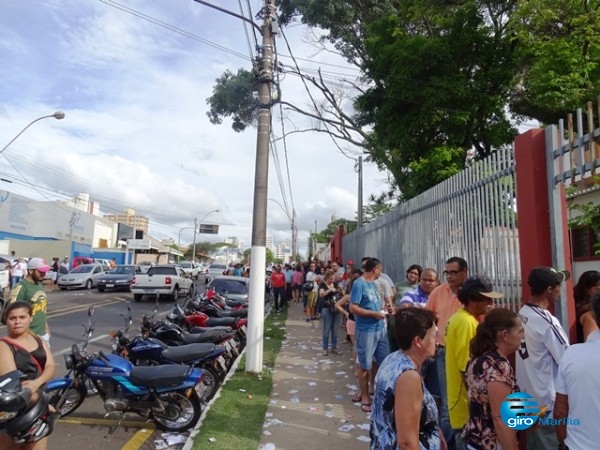 Fila para votar em escola cheia de “santinhos” – Rogério Martinez;/Giro Marília