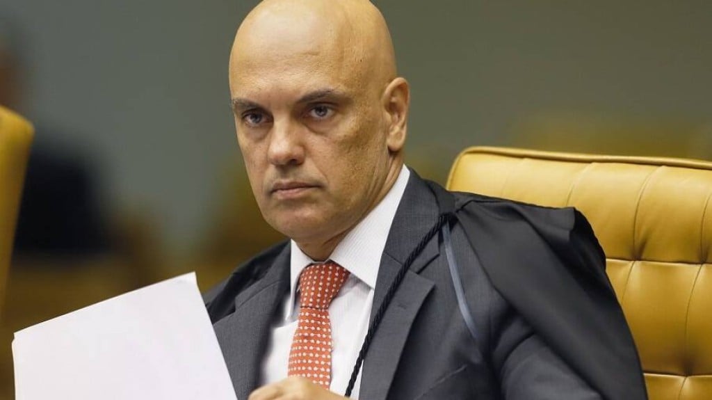 Moraes diz que dia de eleição não é para 'passear com fuzil' Moraes diz que dia de eleição não é para 'passear com fuzil'