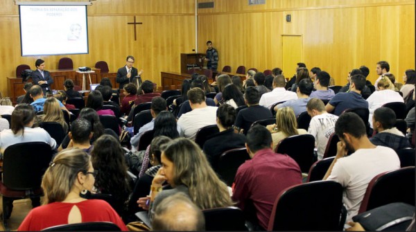 Direito da Unimar discute separação dos poderes em aula com participação do prefeito