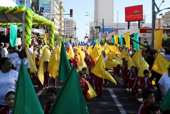 Cidade faz desfile nesta quarta e clima pode ajudar