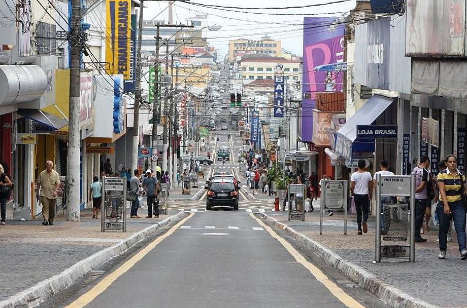 Comércio abre à noite a partir desta sexta-feira