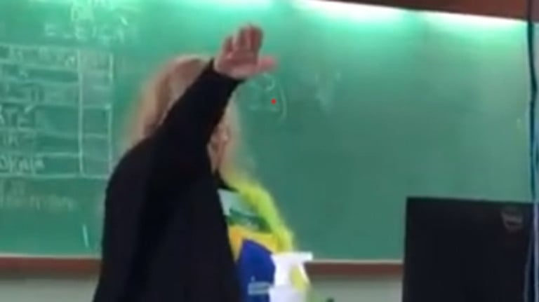 Paraná: MP investigará professora que fez gesto nazista em escola
