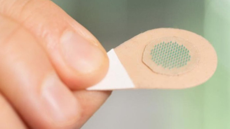Adesivo aplica tatuagem sem dor