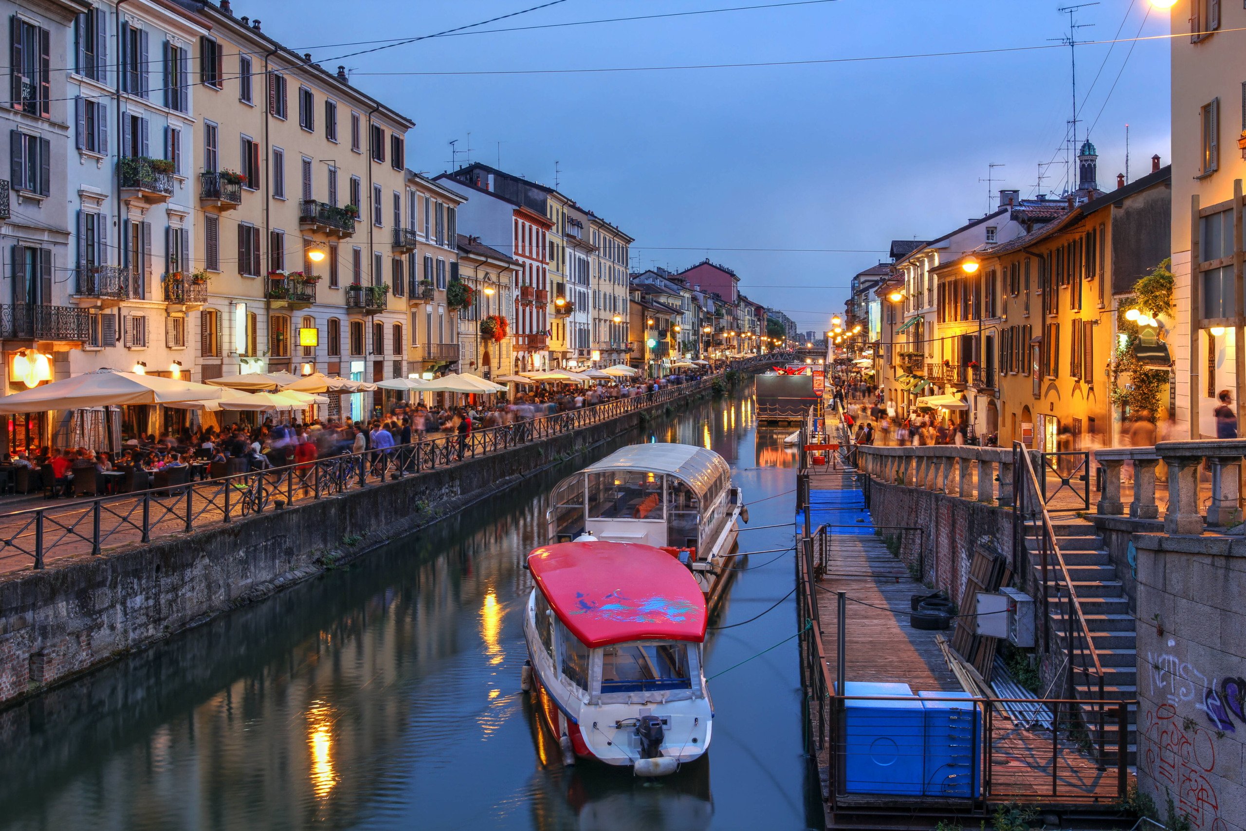 Turismo em Milão: durante a noite, os bares e restaurantes do Navigli dão vida à cidade. Foto: shutterstock 