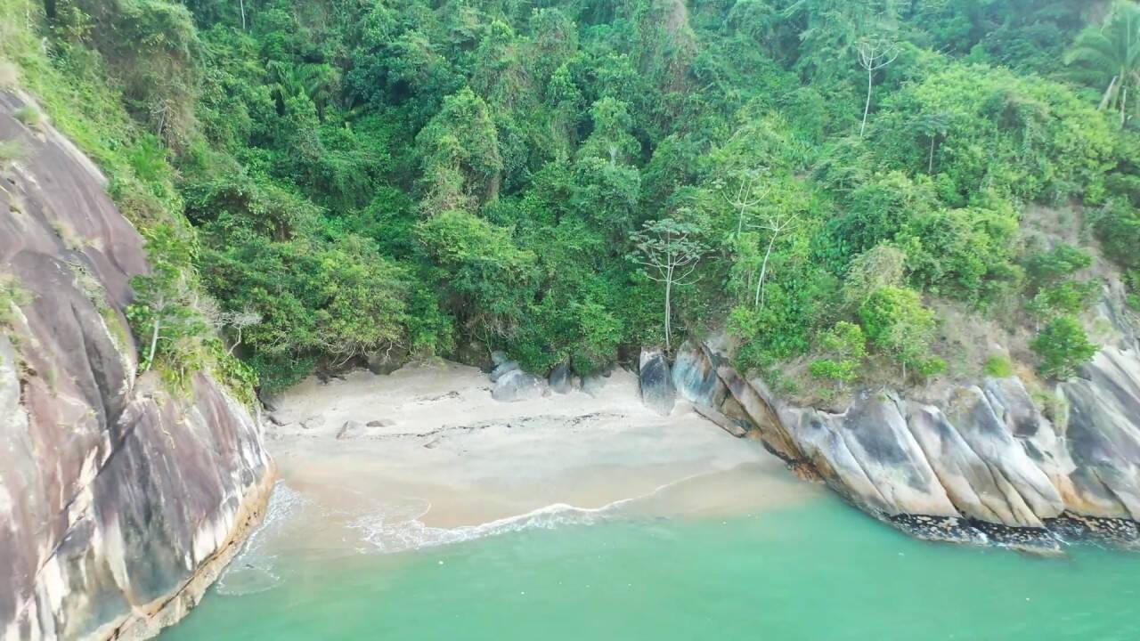 Considerada a menor praia da região, a Praia Cheira Limão oferece clima privativo. Foto: Reprodução