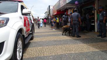 Operação mobiliza 55 policiais, cães e fiscaliza bancas do camelódromo