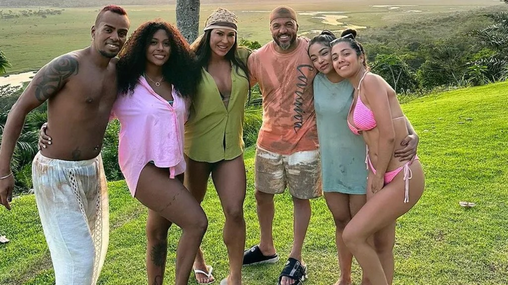 Gracyanne Barbosa curte viagem na Bahia, com Belo e amigos: ‘Que lugar lindo Gra’