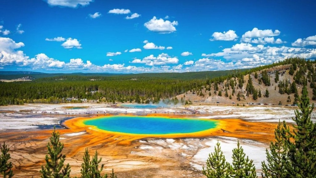 Reprodução/Instagram 24.08.2023 São as bactérias termófilas que promovem os tons de arco-íris refletidos na água do Grand Prismatic Spring