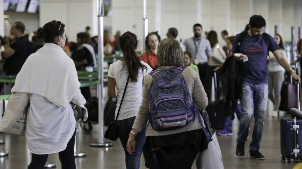 Cancelamento de voos deixa passageiros a mercê de companhias aéreas Cancelamento de voos deixa passageiros a mercê de companhias aéreas