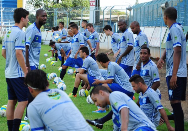 MAC corta jogadores e promete pagar até dia 20; base vai iniciar temporada