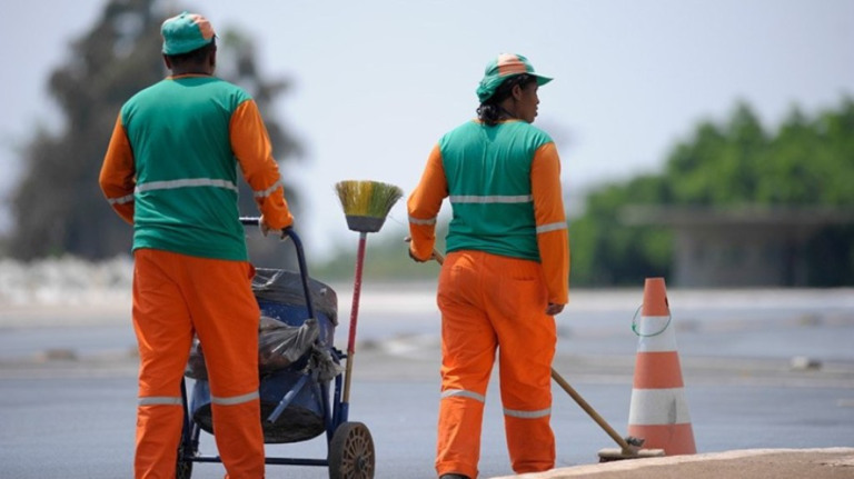 Projeto regulariza trabalhador essencial de limpeza urbana