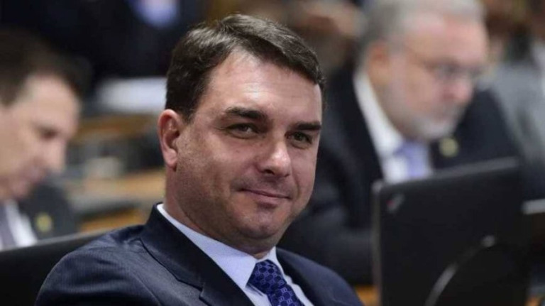 Flávio Bolsonaro vai ao CNJ para afastar novo juiz da Lava Jato