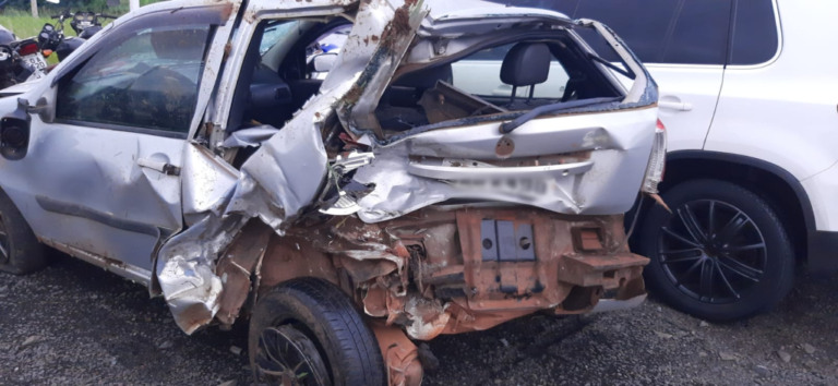 Motorista atinge carro com criança, causa capotamento e foge na BR-153