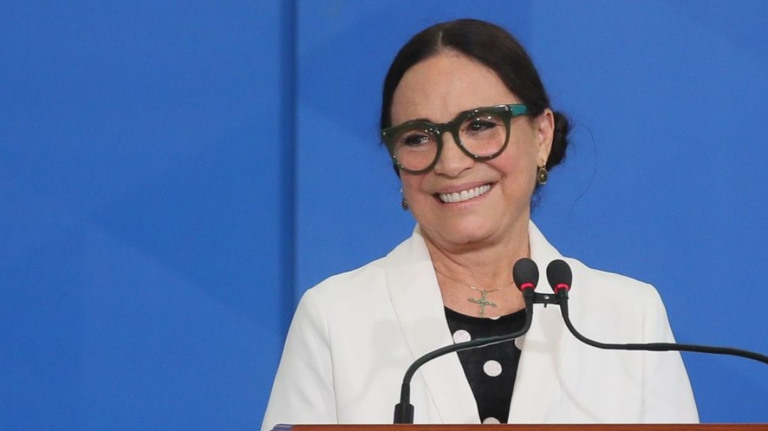 Regina Duarte publica fake news sobre faixa usada por Lula na posse