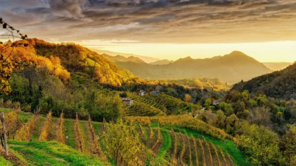 Divulgação/Associazione per il Patrimonio delle Colline del Prosecco di Conegliano e Valdobbiadene Trajeto das colinas do Prosecco é rodeado por paisagens pitorescas