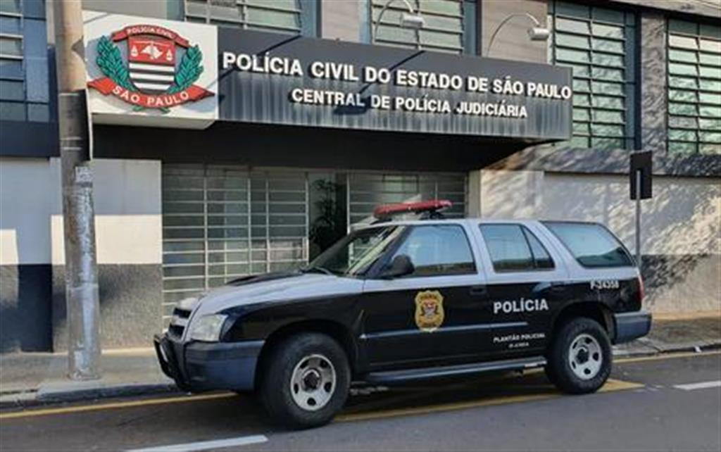 Motorista acusado de embriaguez bate carro em lixeira e árvore