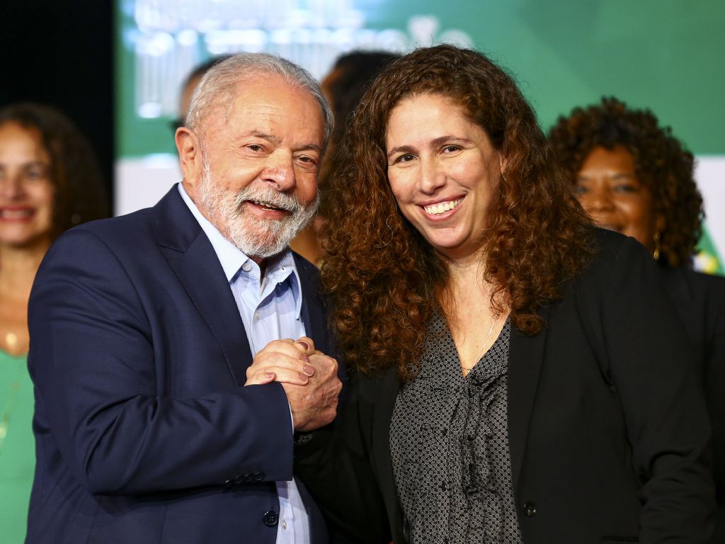 O presidente eleito, Luiz Inácio Lula da Silva, e a futura ministra da Gestão, Esther Dweck, durante anúncio de novos ministros que comporão o governo.. Foto: Marcelo Camargo/Agência Brasil - 22.12.2022