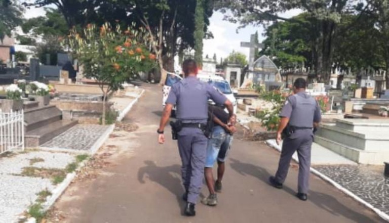 Discussão em cemitério tem servidor ferido e morador de rua detido em Marília
