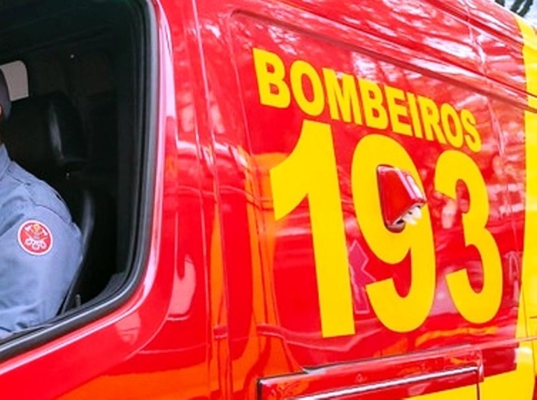 Denúncia revela corpo em vale da Vila Barros e Bombeiros fazem resgate