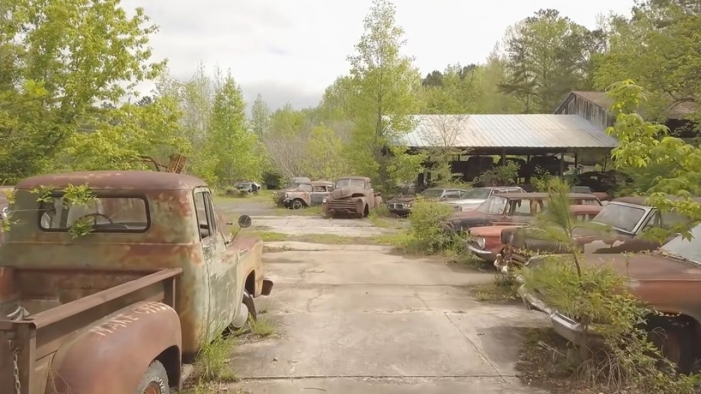 O maior ferro-velho do mundo tem até carro que foi de Elvis Presley