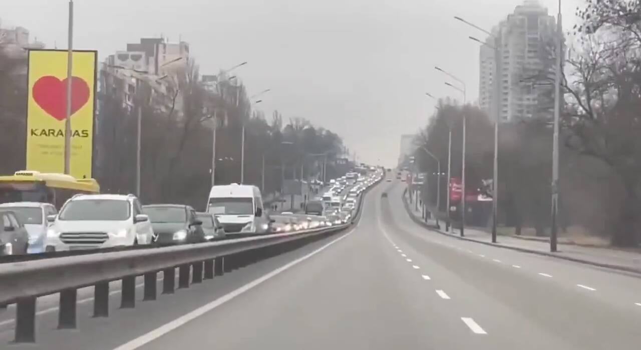 Moradores tentando deixar Kiev após ataque russo. Foto: Reprodução / Redes Sociais