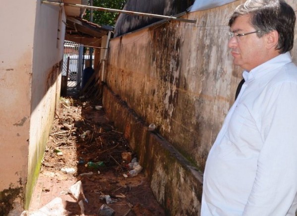 Prefeito Daniel Alonso em uma das casas danificadas em temporal