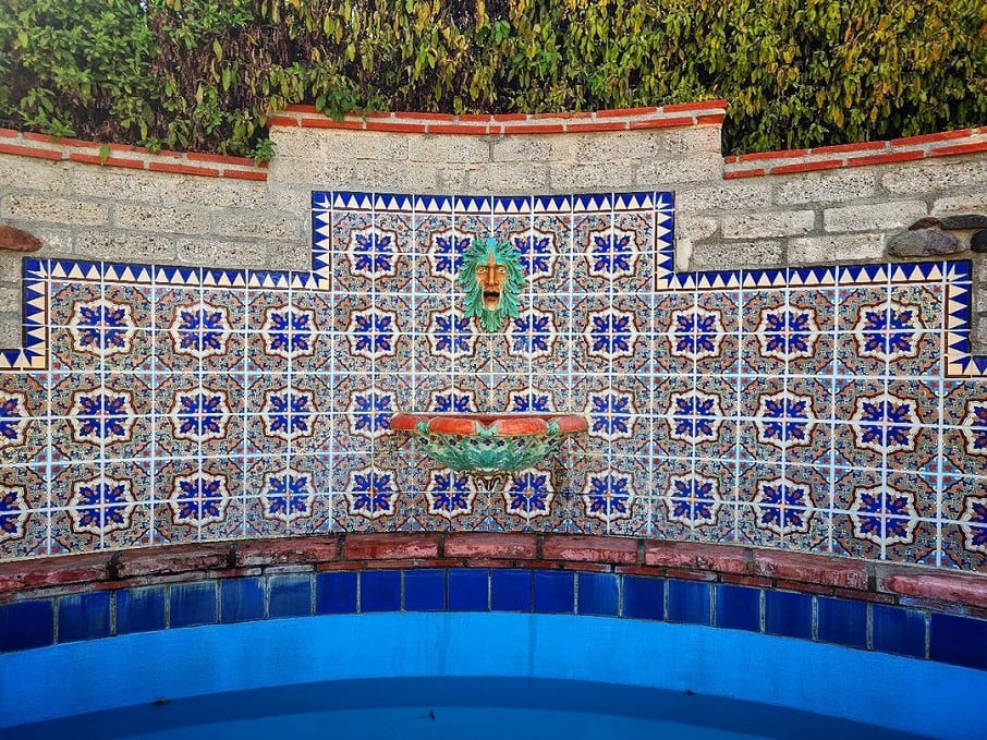 Azulejos da Malibu Ceramics exibidos na Adamson House, museu em Malibu, na Califórnia (EUA). Foto: Reprodução/Instagram 21.07.2023