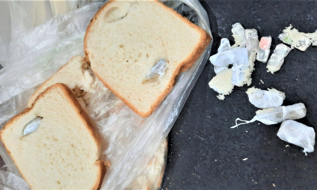 Mãe envia drogas em pão de forma para detento na região
