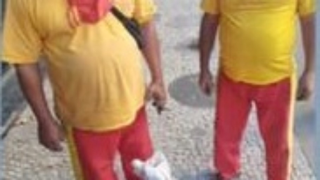 Trabalhador encontra sacola de roupas avaliada em R$ 5 mil e devolve para loja