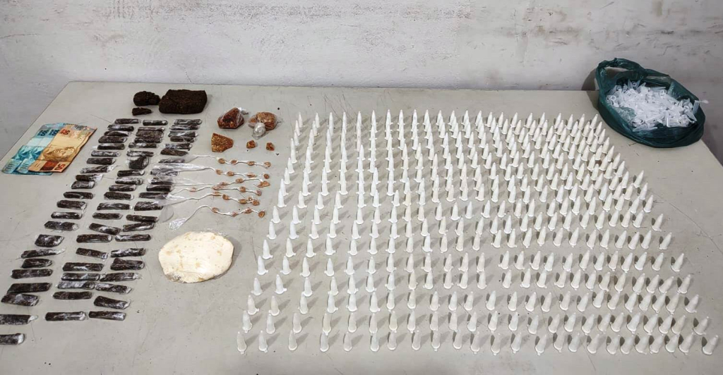 Baep apreende pasta base de cocaína e 496 porções de drogas em Marília