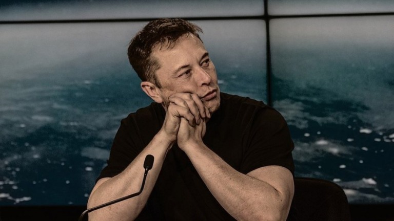 Musk se torna um dos maiores acionistas do Twitter e ações disparam