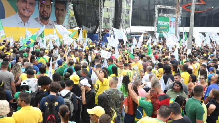 Bolsonaro faz comício com apoiadores no centro de Caxias, no RJ