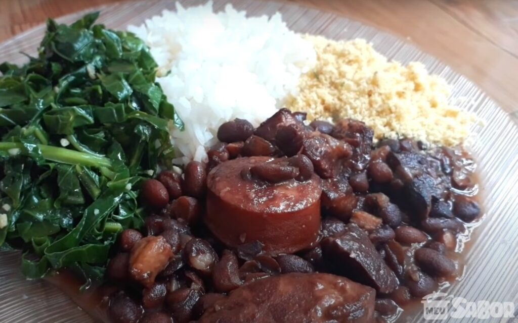 Veja essa receita de uma perfeita feijoada deliciosa e rápida de fazer!