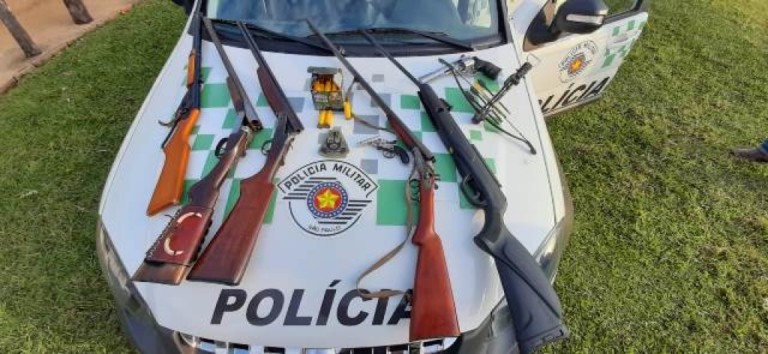 Polícia apreende armas, munição, facas e mais em fazenda de Garça