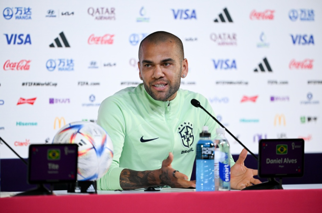 Dani Alves em entrevista coletiva para Brasil x Camarões Créditos: Brendan Moran/FIFA