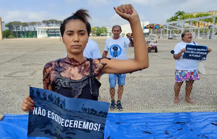 Brasília, 29/08/2023, Pescadores e pescadoras artesanais participam de ato em frente ao Palácio do Planalto para rememorar os 4 anos do crime do petróleo e para reivindicar reparação  . Foto: Henrique Cavalheiro/Divulgação