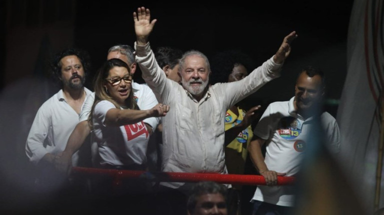 No Rio, Lula participa de caminhada no Complexo do Alemão