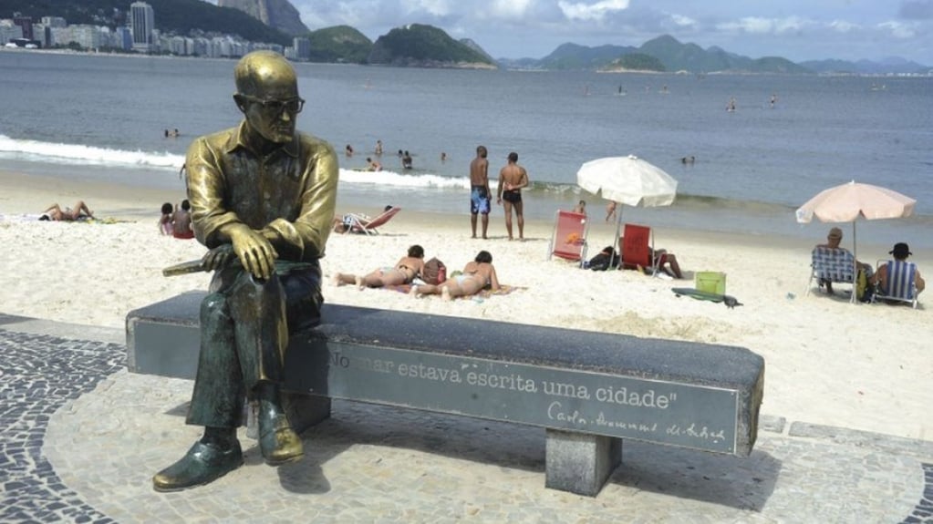 Homem é preso por furtar óculos da estátua de Drummond no Rio e vender por R$ 3