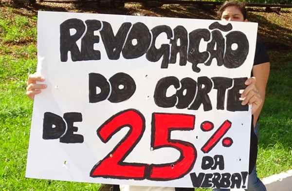 Estudante durante protesto contra corte de verbas e crise na Famema – Rogério Martinez/Giro Marília