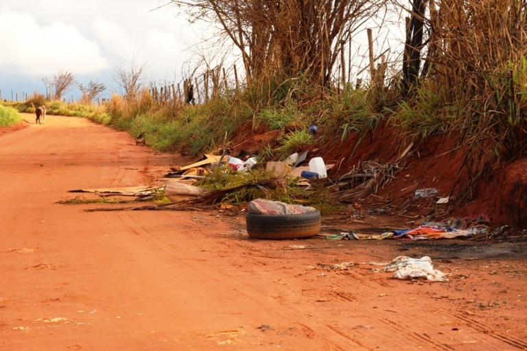 O morador contra a cidade – Vicinal para chácaras acumula lixo