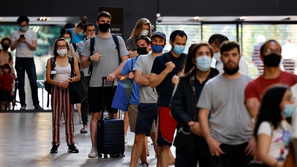 Pessoas fazem fila para receber vacina Pfizer-BioNTech em centro temporário de vacinação de Londres em julho de 2021