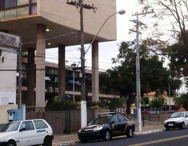 Viatura da Polícia Federal em frente à Prefeitura em Marília