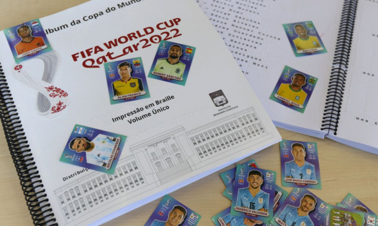 Instituto distribui álbum da Copa do Mundo de 2022 adaptado em braile